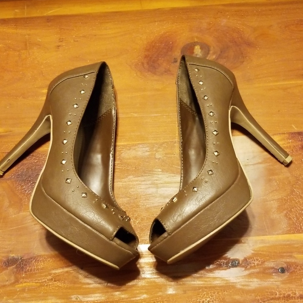 Heels - Picture 2 of 2